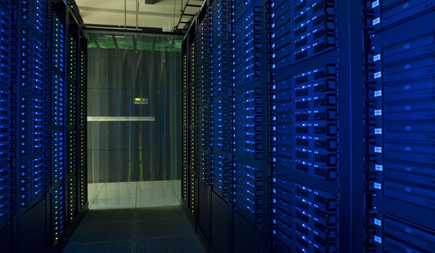 Pasillo entre armarios de servidores dentro de la sala de un centro de datos