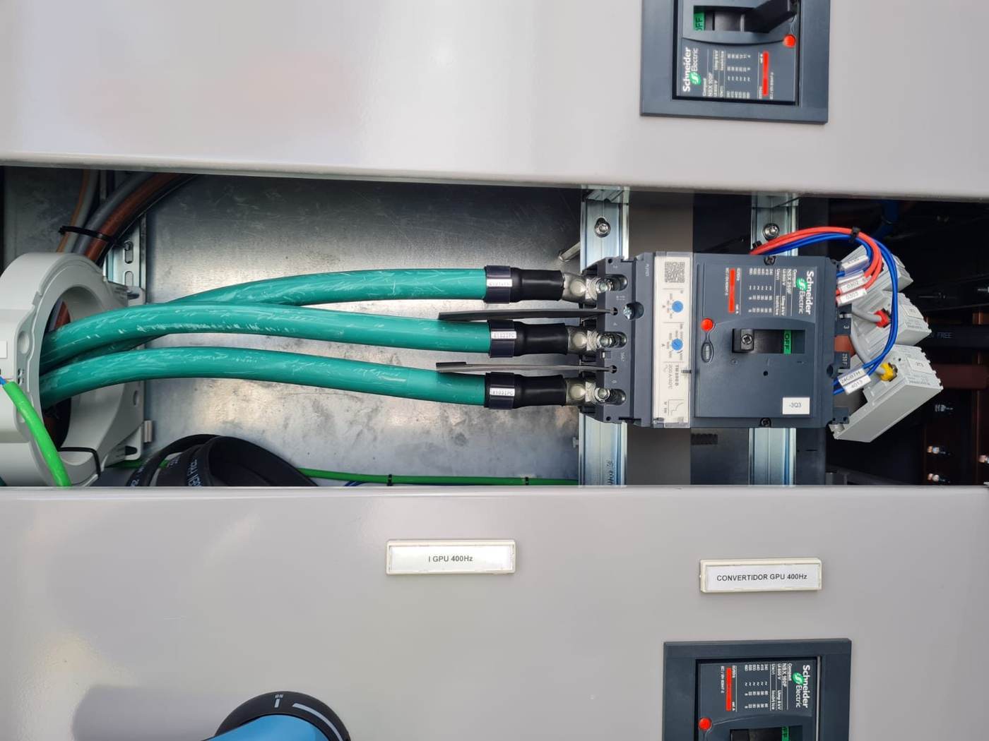 Interior de un cuadro con interruptores automáticos y cables de potencia