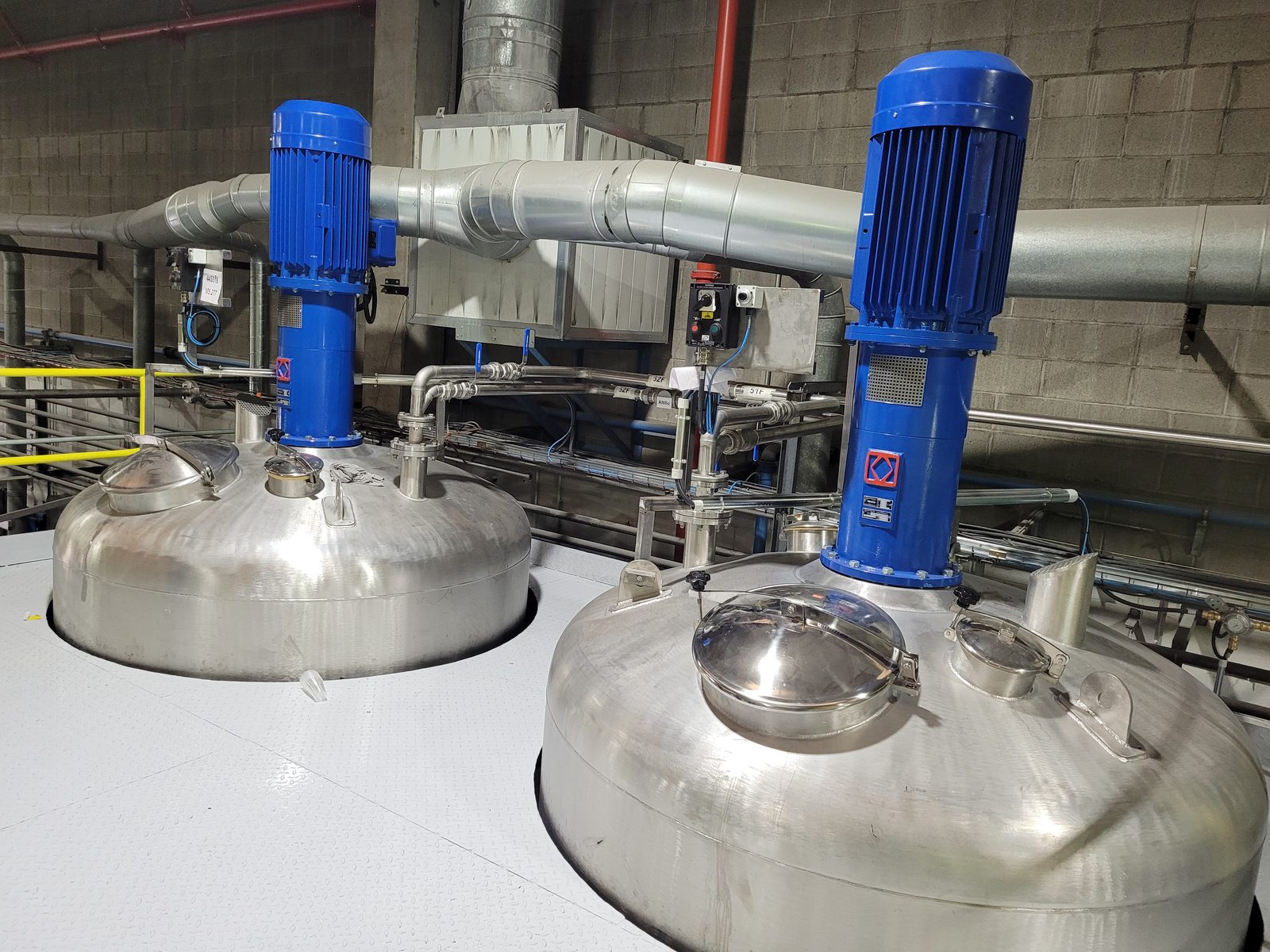 Depósitos de proceso con sus motores, en una planta en funcionamiento