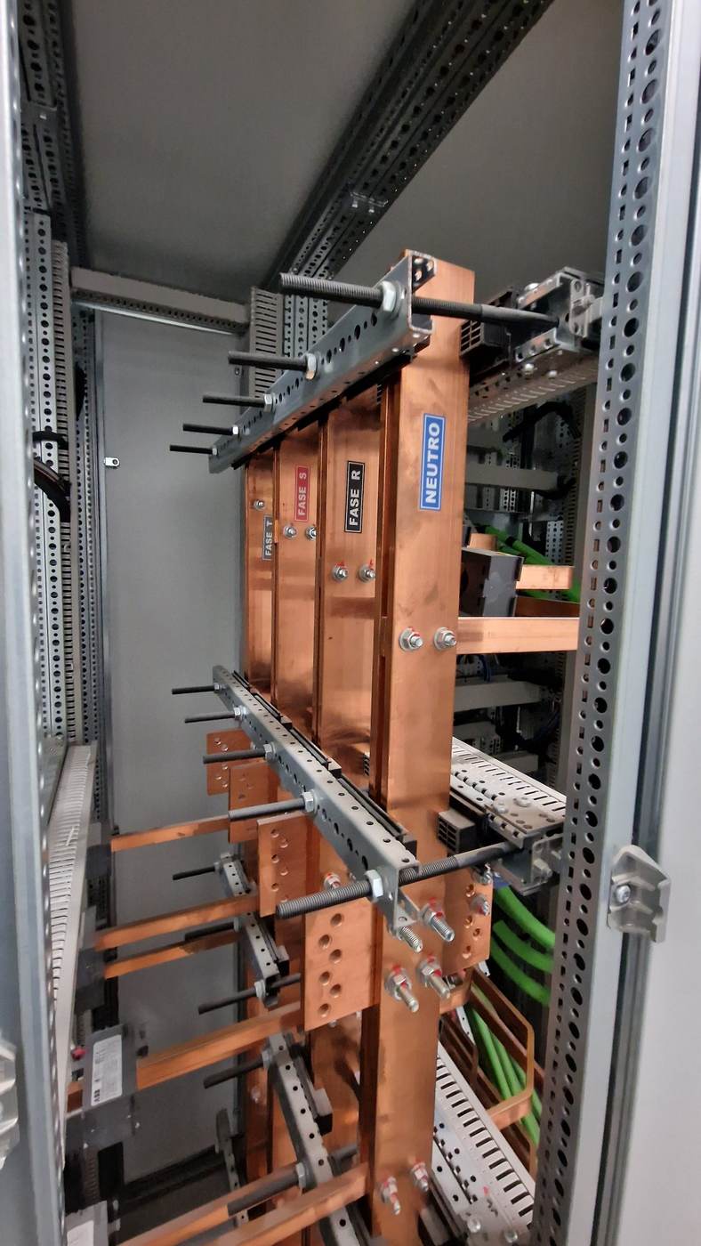 Embarrado de cobre dentro de un cuadro eléctrico de potencia