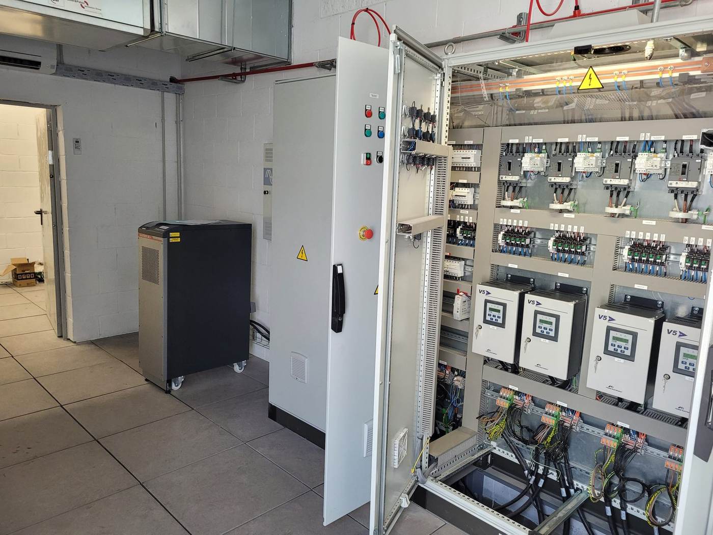 Sala técnica con armarios eléctricos instalados