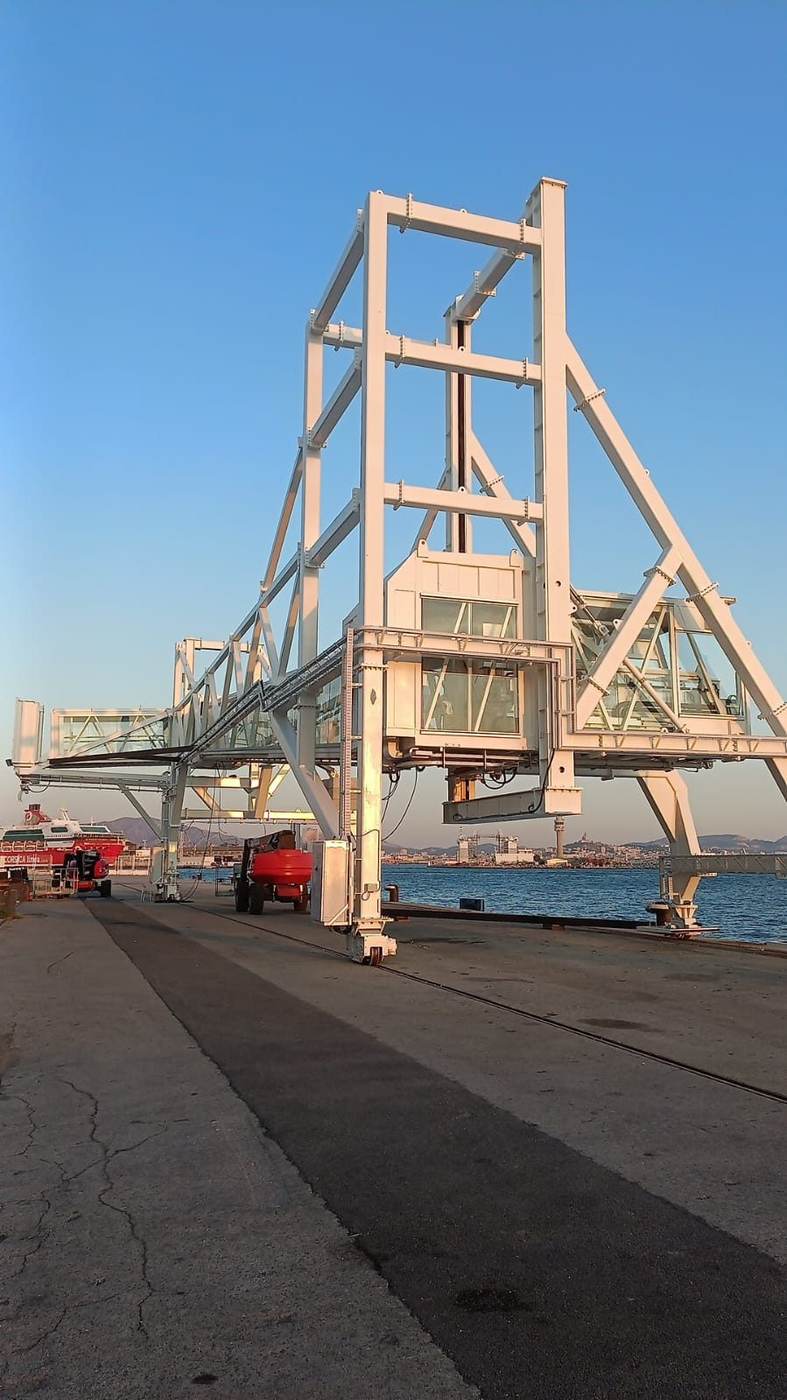 Pasarela de pasajeros de puerto al atardecer, junto al muelle