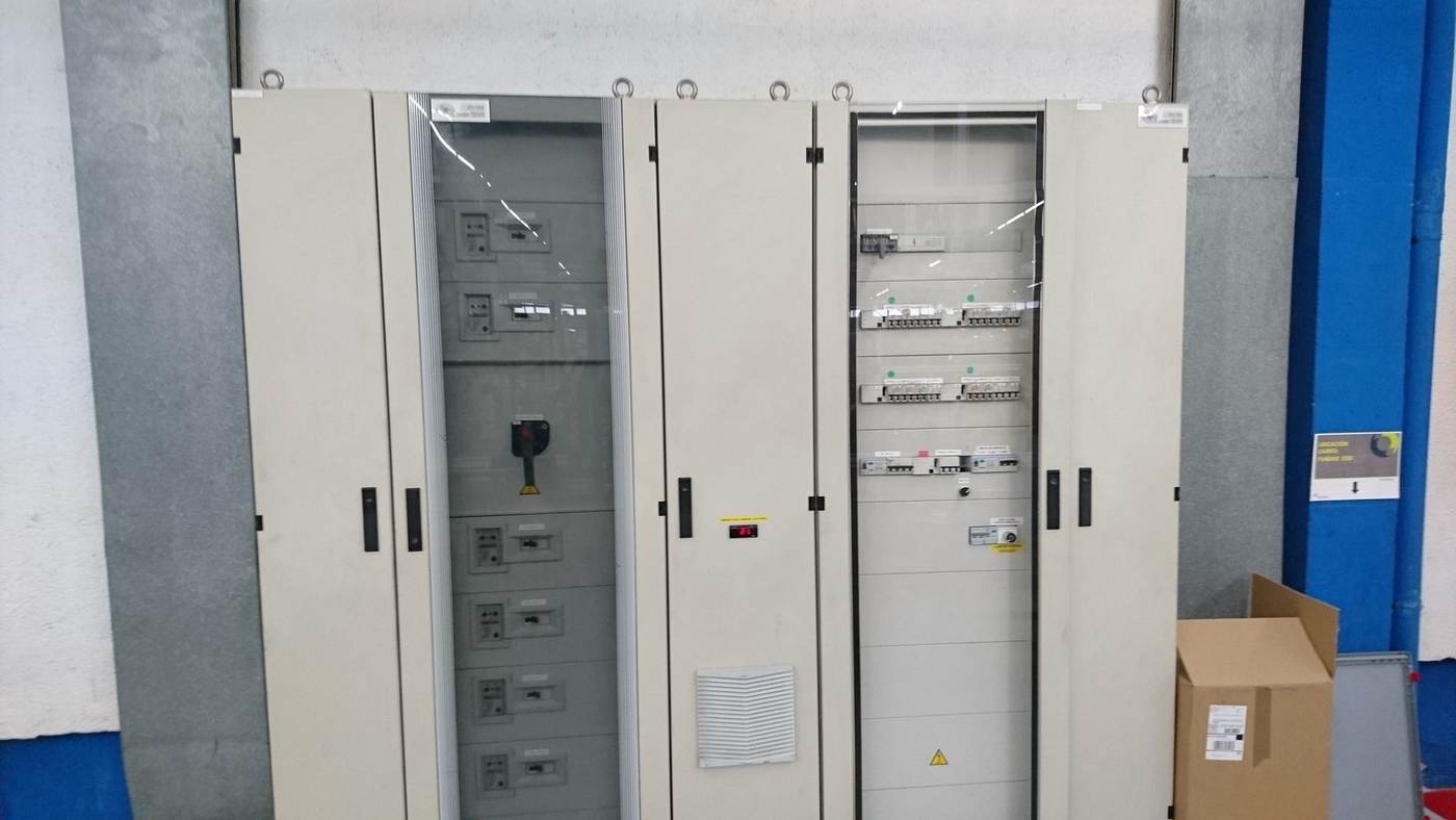 Armarios de cuadros eléctricos terminados en el taller